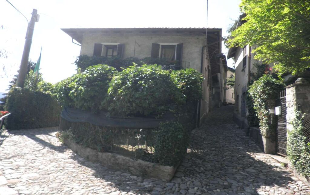 Dorfhaus mit kleinem Vorgarten im malerischen Musignano