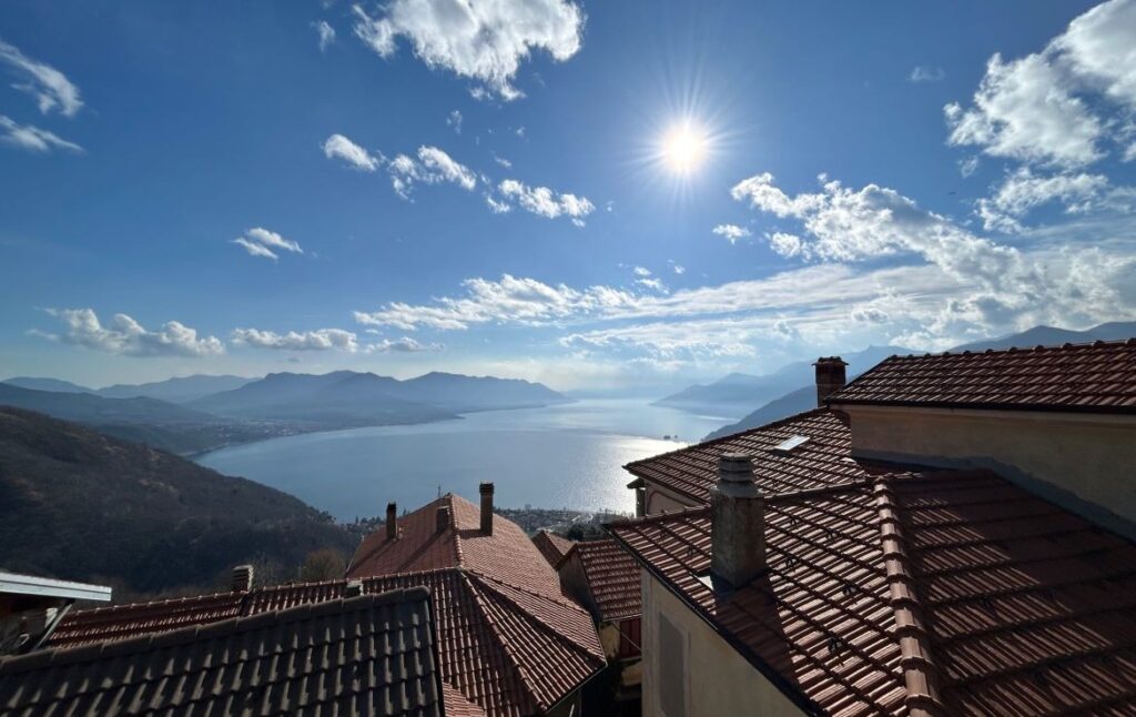 Charakteristisches Dorfhaus mit Traumblick auf den Lago Maggiore